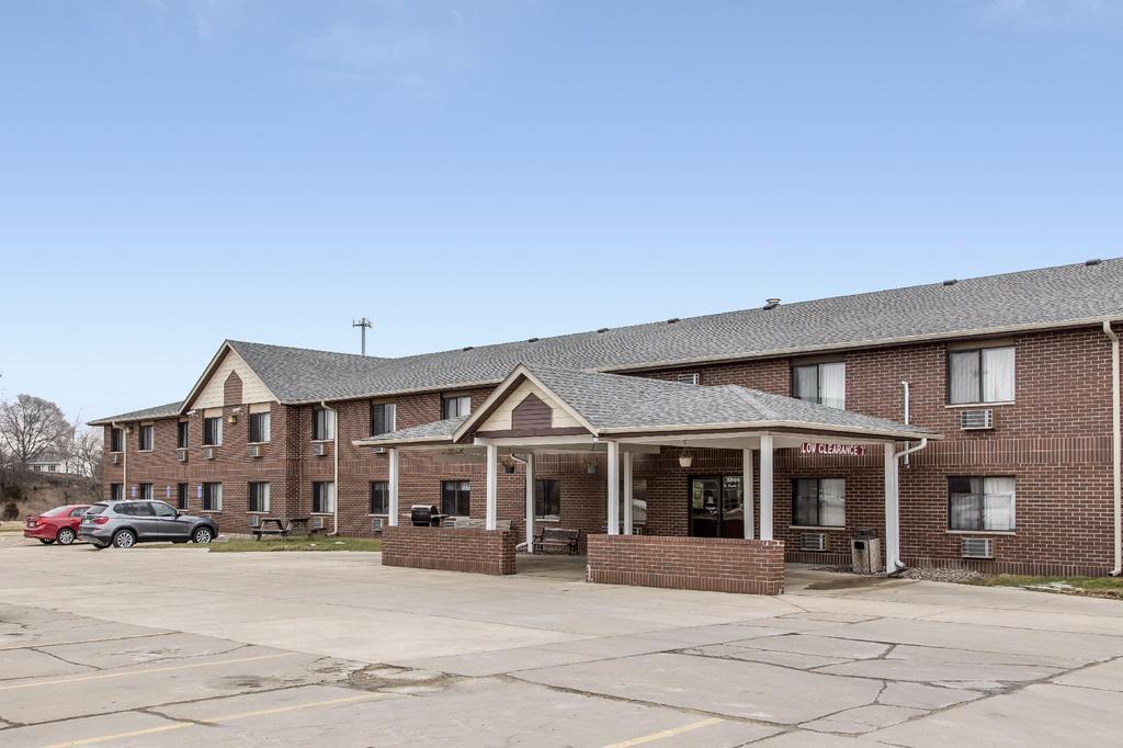 Econo Lodge Inn & Suites Dubuque Exterior foto