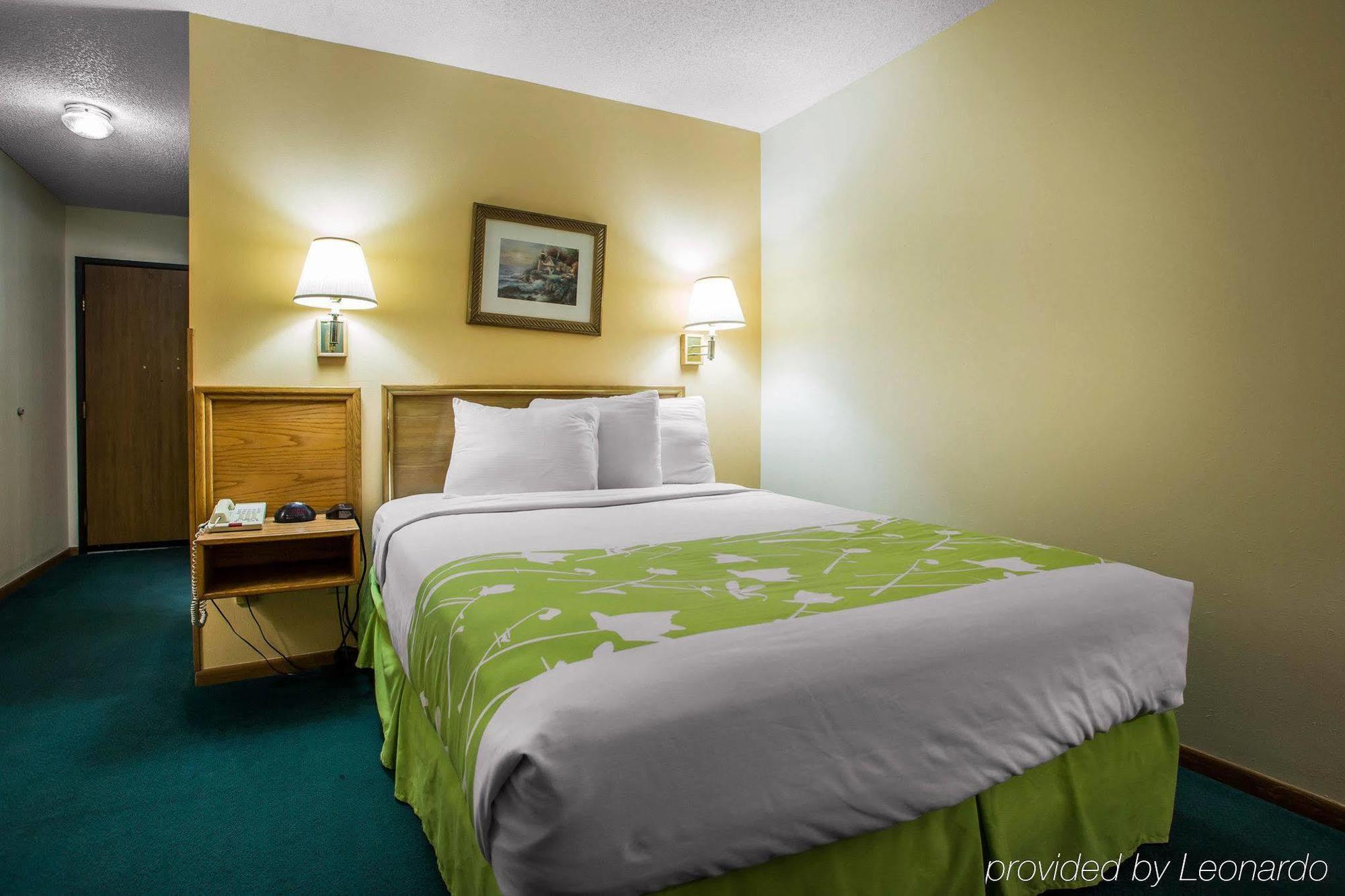 Econo Lodge Inn & Suites Dubuque Exterior foto